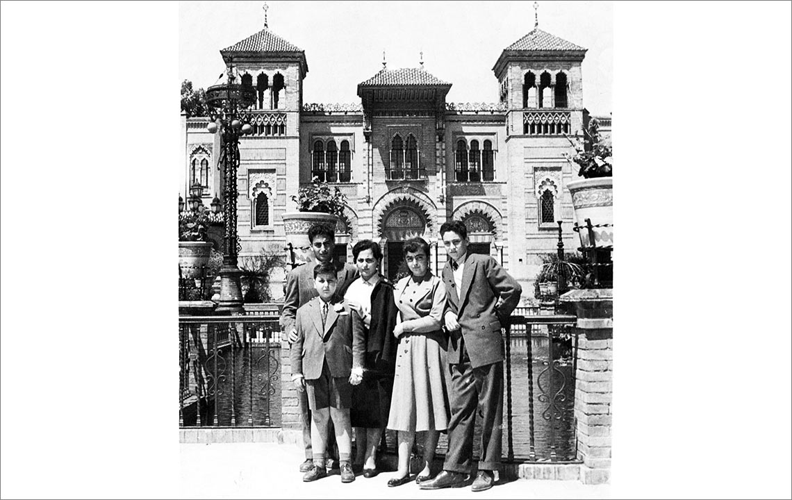 Mi primo Pepe, Antonio, Loli, una amiga y yo en Sevilla